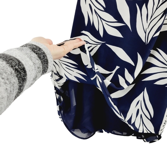 ❤️ Loft blue and white tropical top size L - Picture 3 of 9